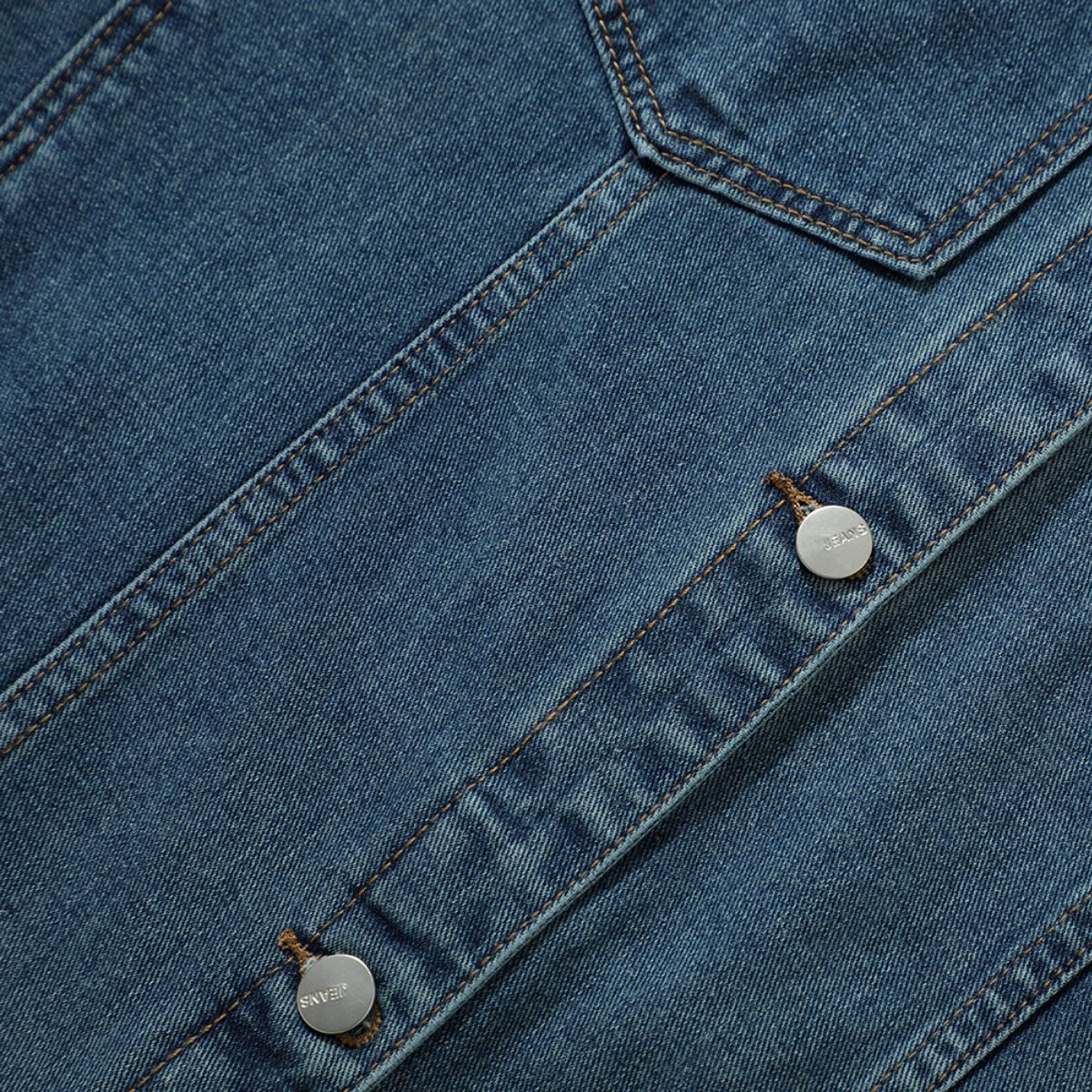 Shorts vaqueros con mariposas bordadas y adornados con perlas