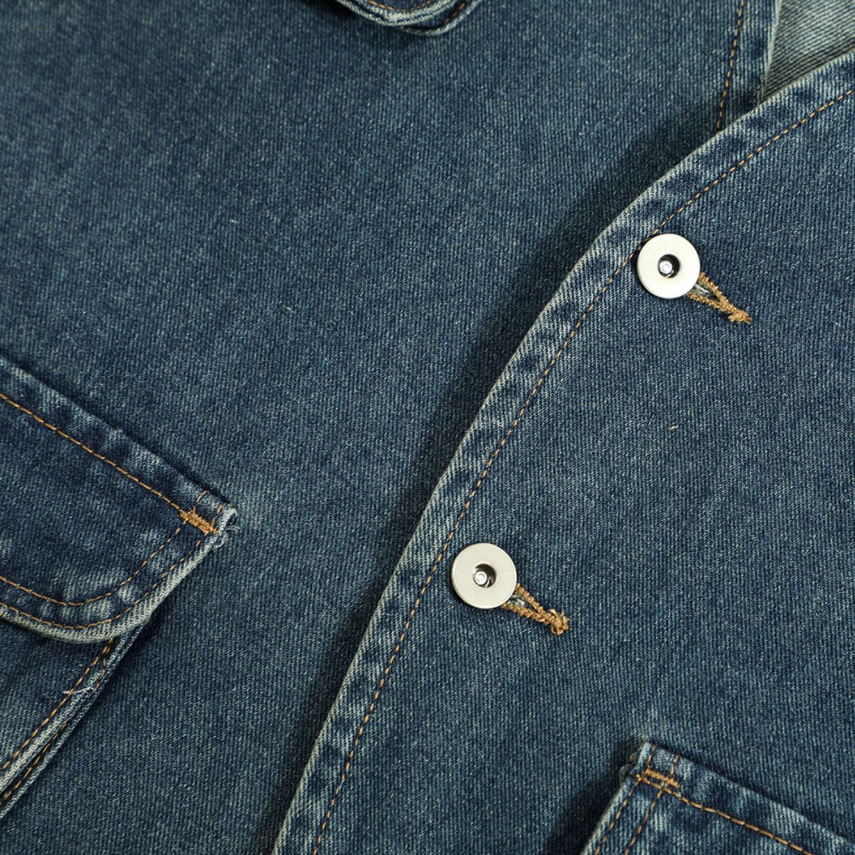 Shorts vaqueros con mariposas bordadas y adornados con perlas