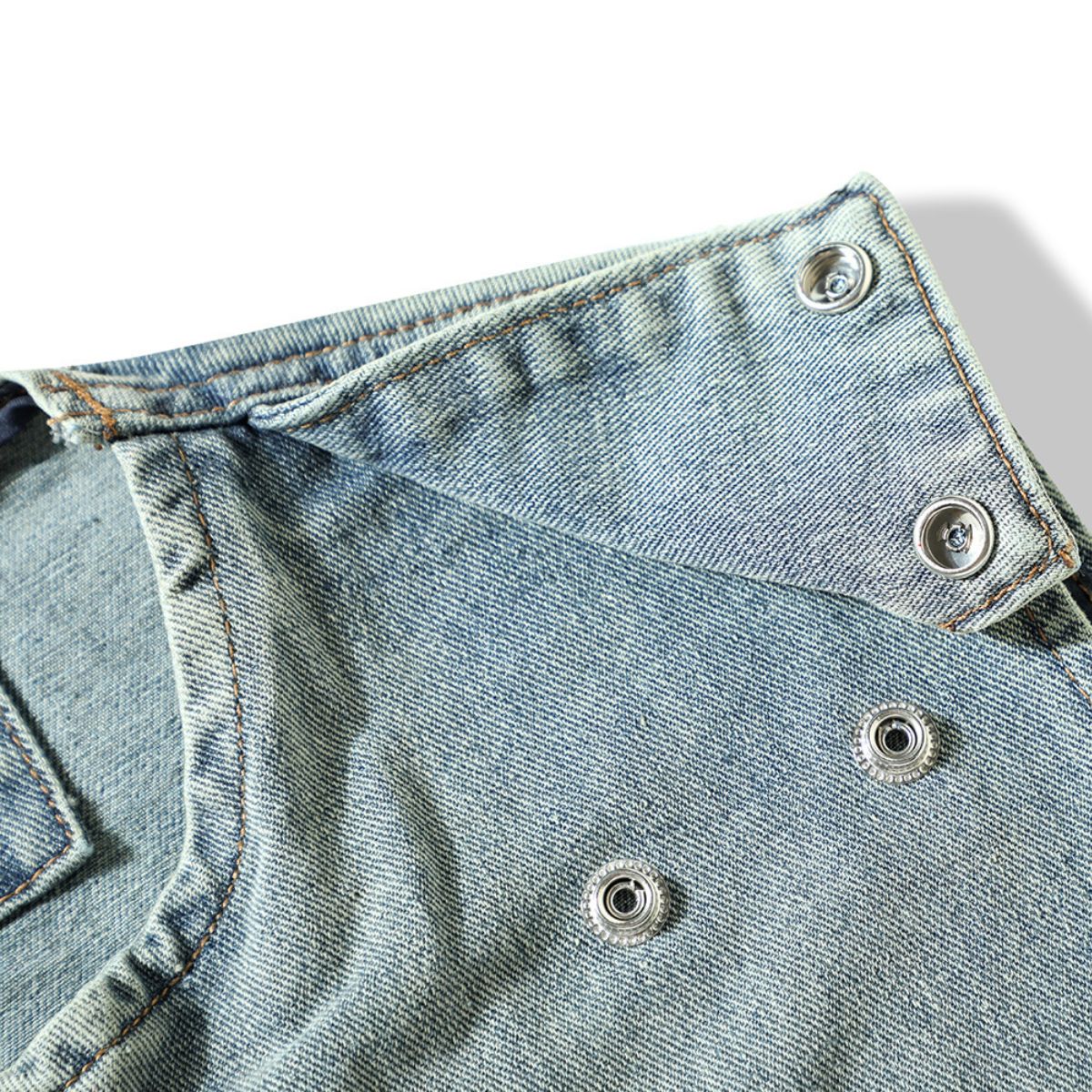 Shorts vaqueros con mariposas bordadas y adornados con perlas