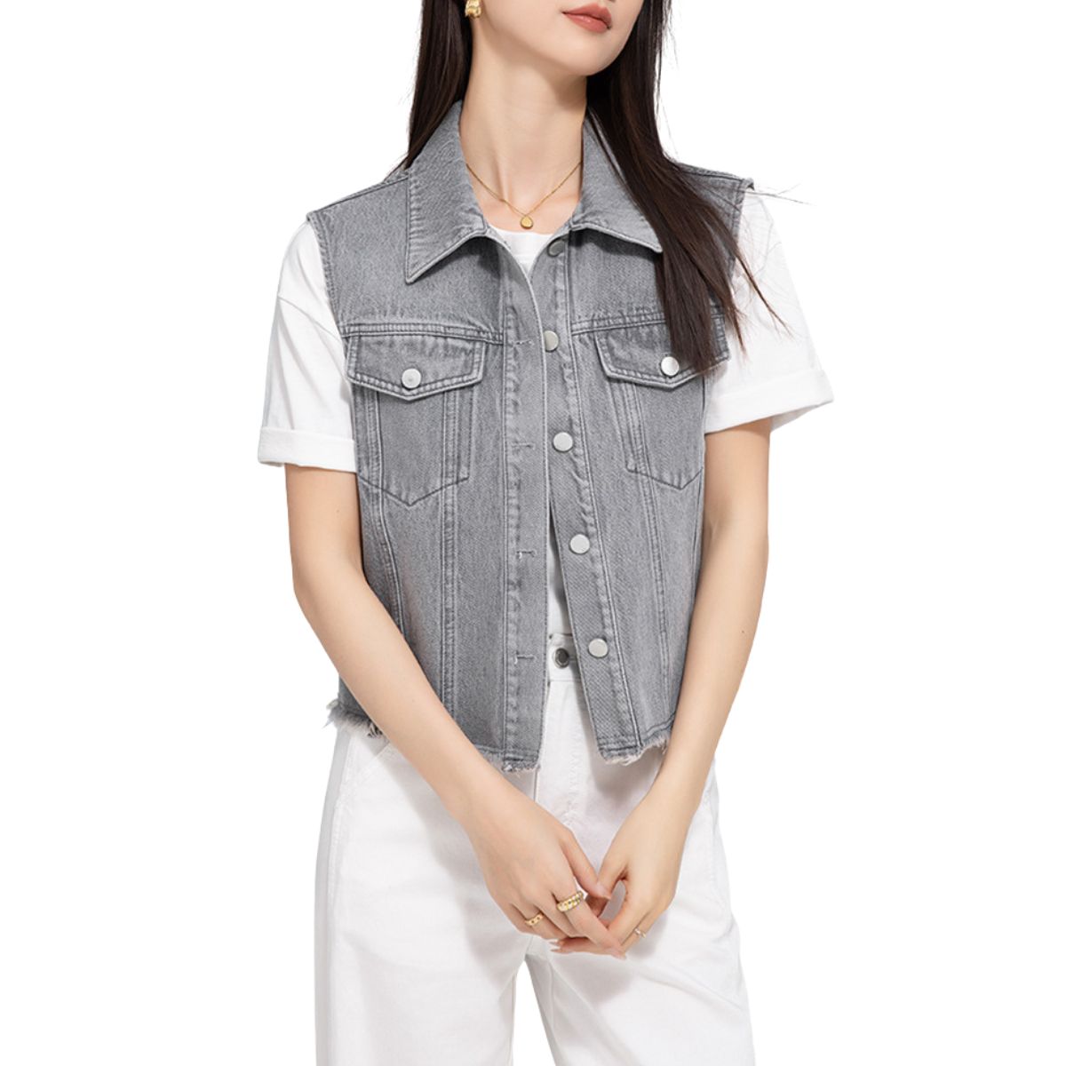 Shorts vaqueros con mariposas bordadas y adornados con perlas