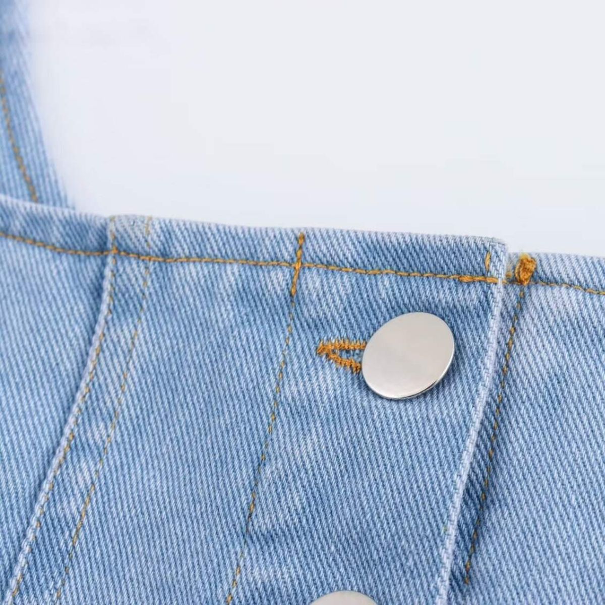 Falda vaquera con bordado de perlas y lavado vintage