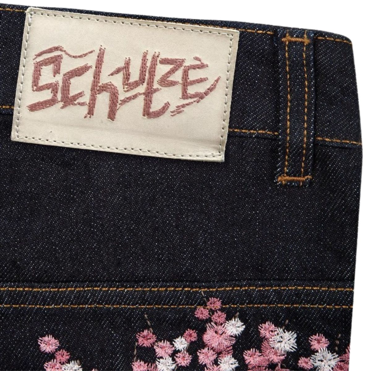 Vaqueros ombré con recortes y bordados florales de mariposas