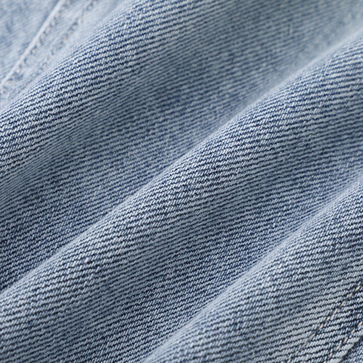 Shorts vaqueros con mariposas bordadas y adornados con perlas