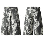 Bermudas de mezclilla desgastada con estampado de salpicaduras