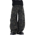 Vaqueros ombré con recortes y bordados florales de mariposas