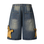 Bermudas con apliques de estrellas y bordes sin rematar en contraste