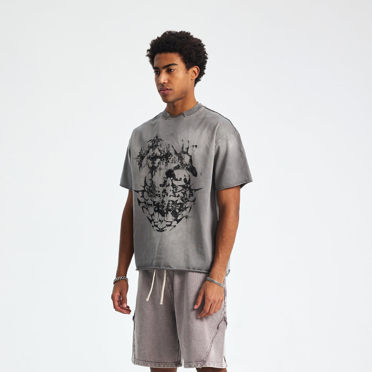 Camiseta gótica pesada con gráficos y bordes sin rematar