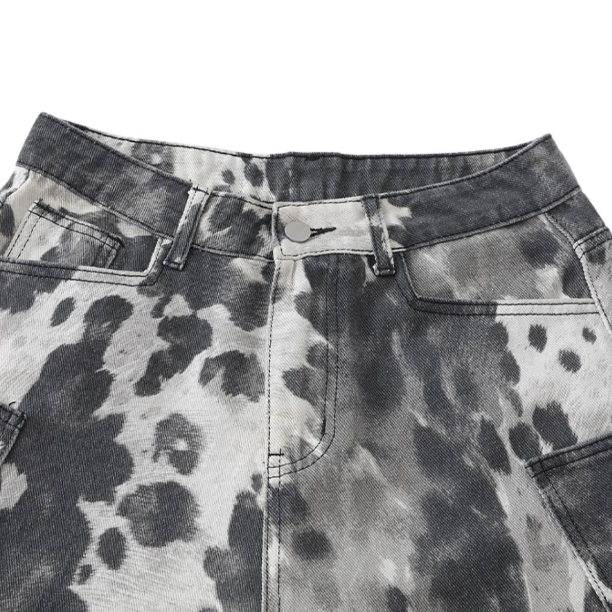 Bermudas de mezclilla desgastada con estampado de salpicaduras