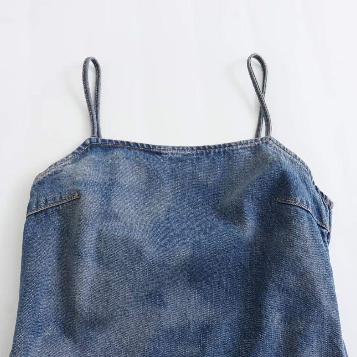 Falda vaquera con bordado de perlas y lavado vintage