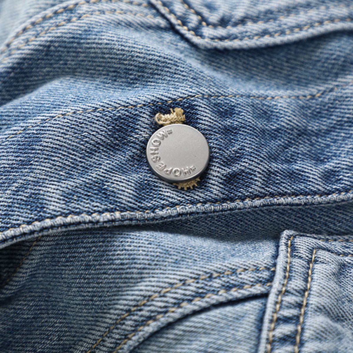 Shorts vaqueros con mariposas bordadas y adornados con perlas