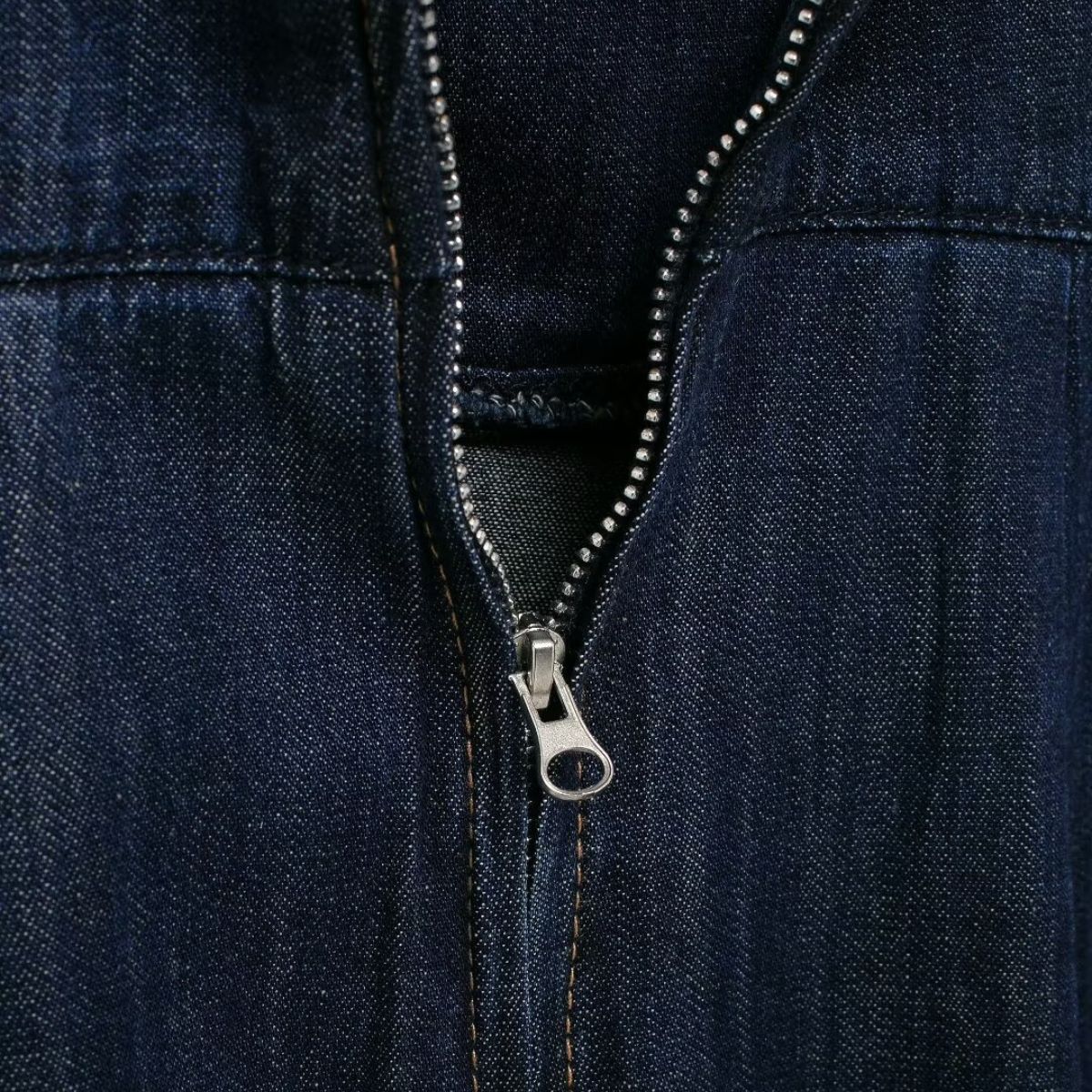 Falda vaquera con bordado de perlas y lavado vintage