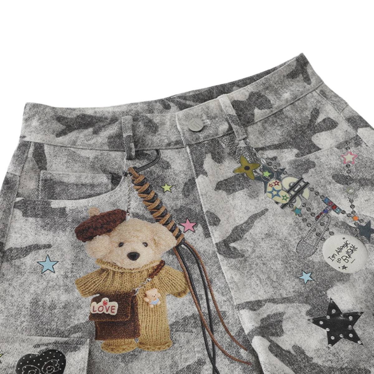 Bermudas de mezclilla desgastada con estampado de salpicaduras