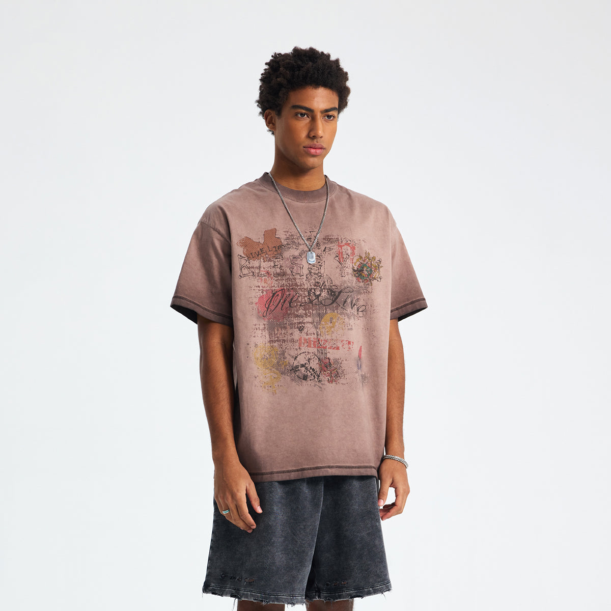 Camiseta gráfica con lavado vintage invertido