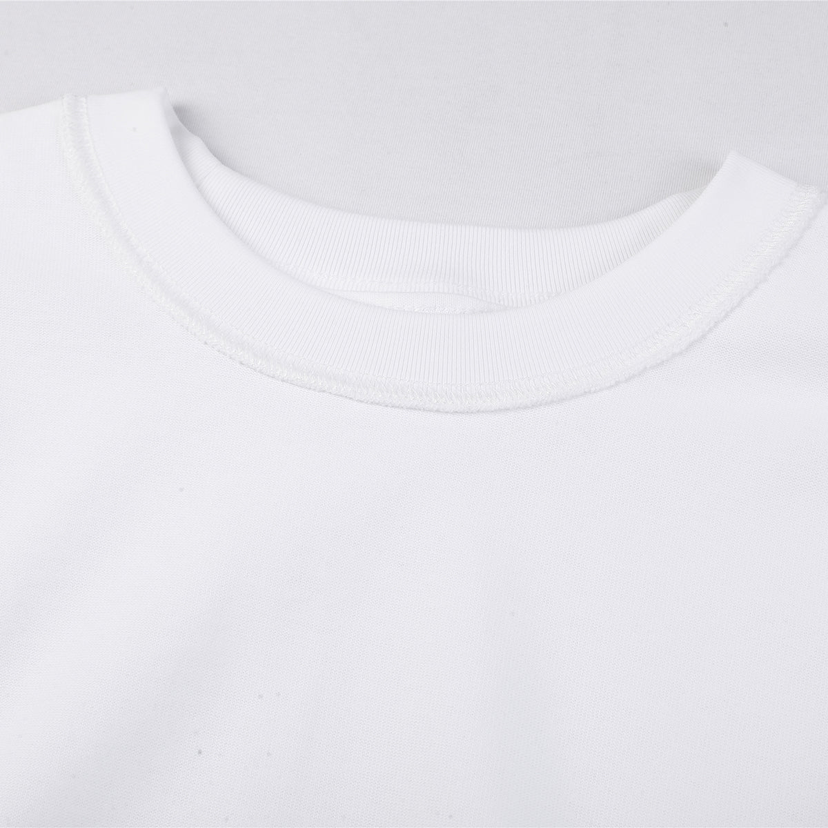 Camiseta de algodón de color liso y corte relajado de 6,6 oz