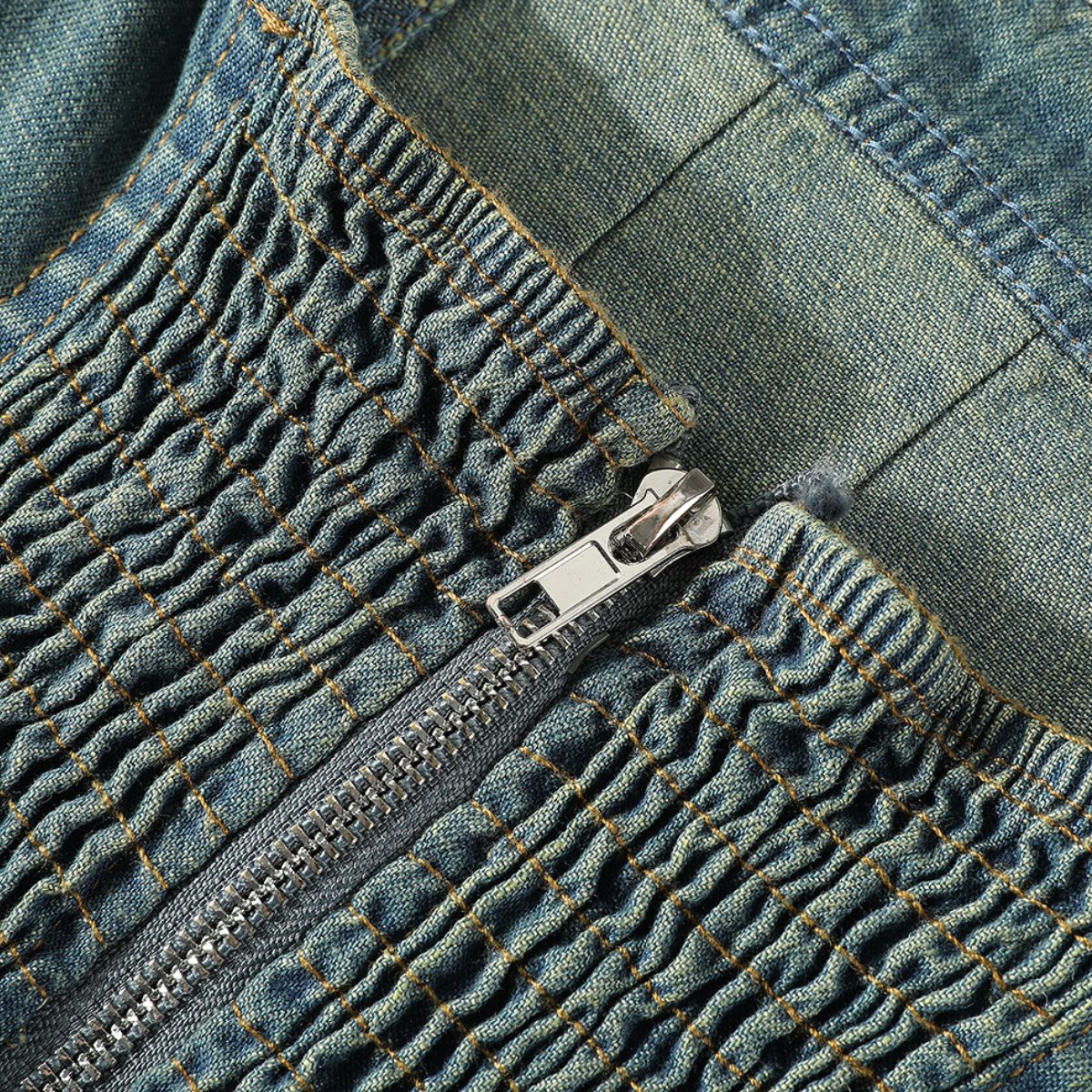 Falda vaquera con bordado de perlas y lavado vintage