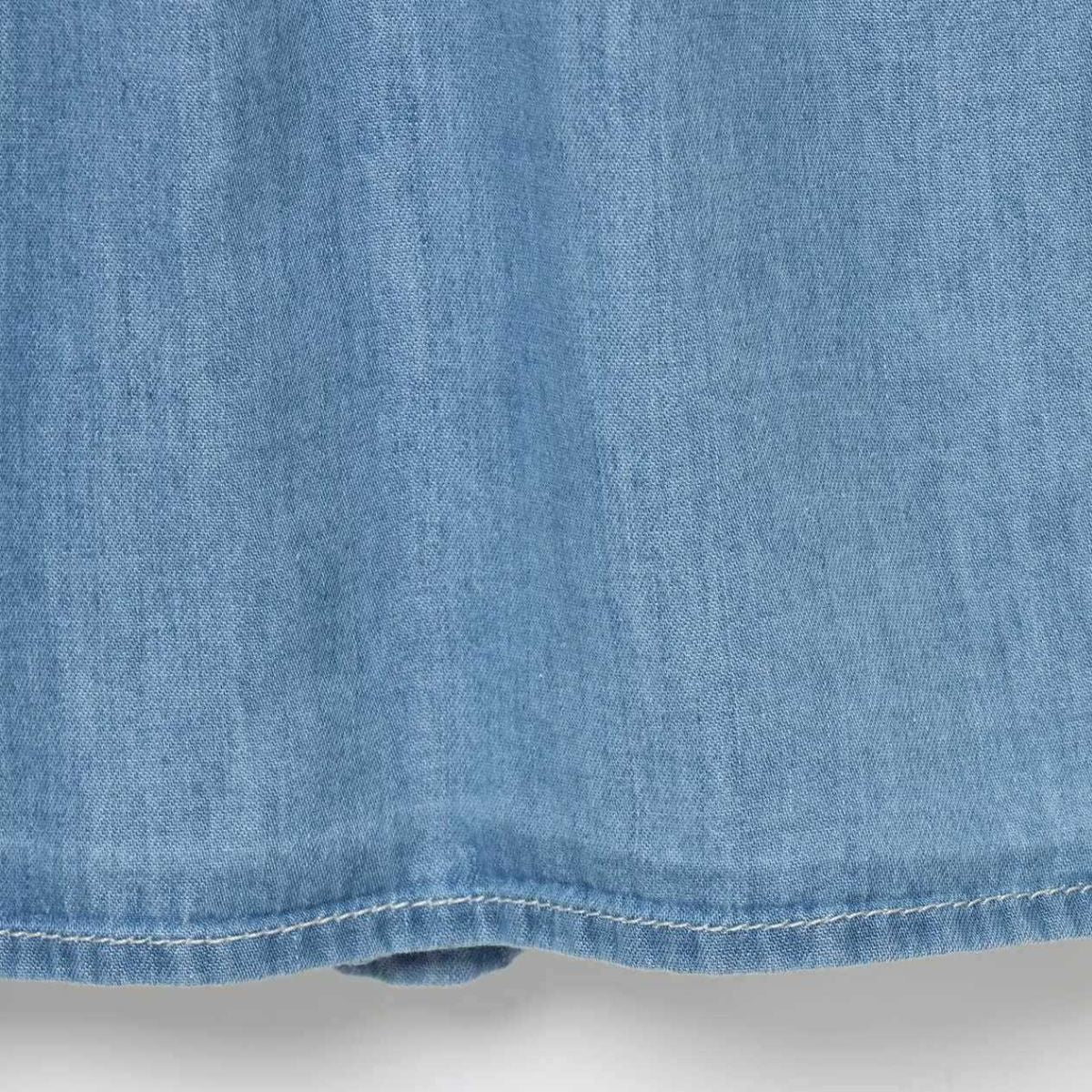 Falda vaquera con bordado de perlas y lavado vintage