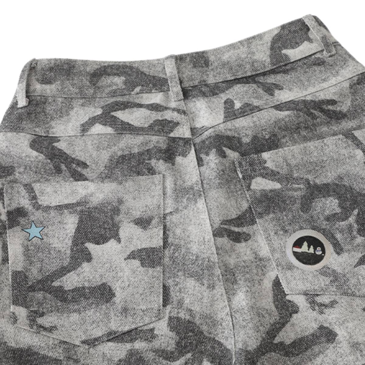 Bermudas de mezclilla desgastada con estampado de salpicaduras