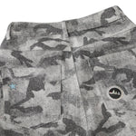 Bermudas de mezclilla desgastada con estampado de salpicaduras