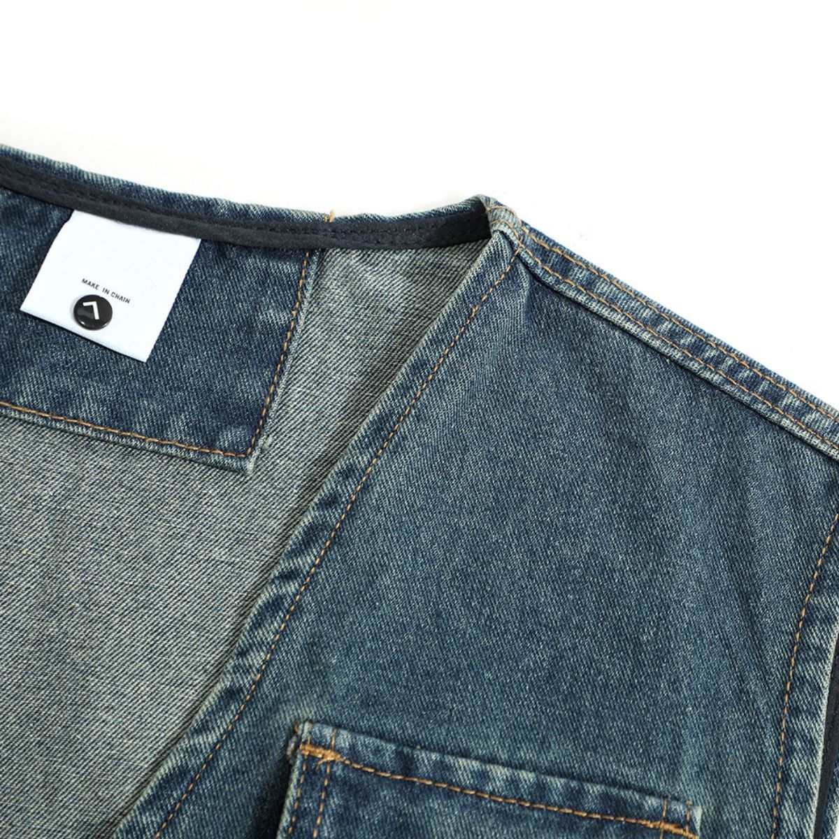 Shorts vaqueros con mariposas bordadas y adornados con perlas