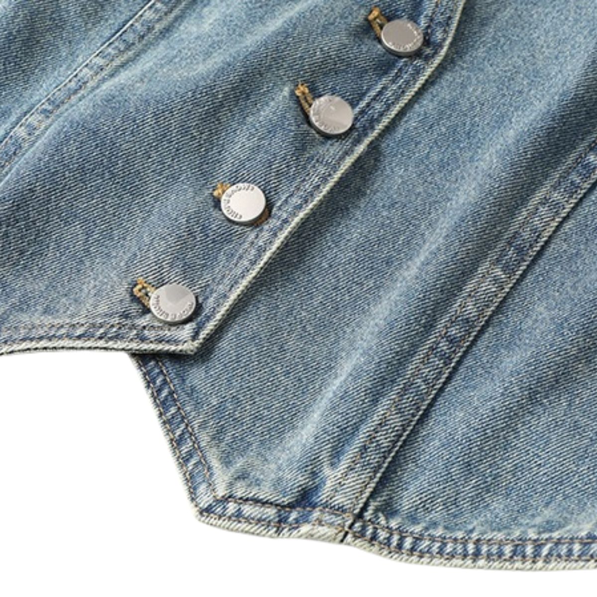 Shorts vaqueros con mariposas bordadas y adornados con perlas