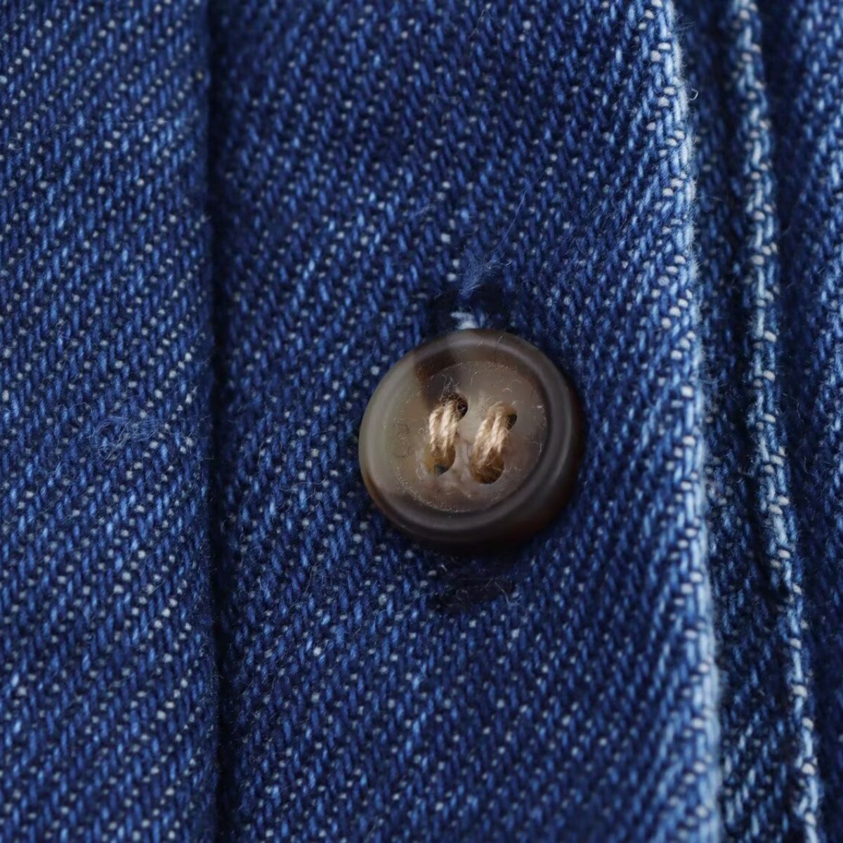 Vestido midi vaquero sin mangas con botones y aberturas en la parte delantera