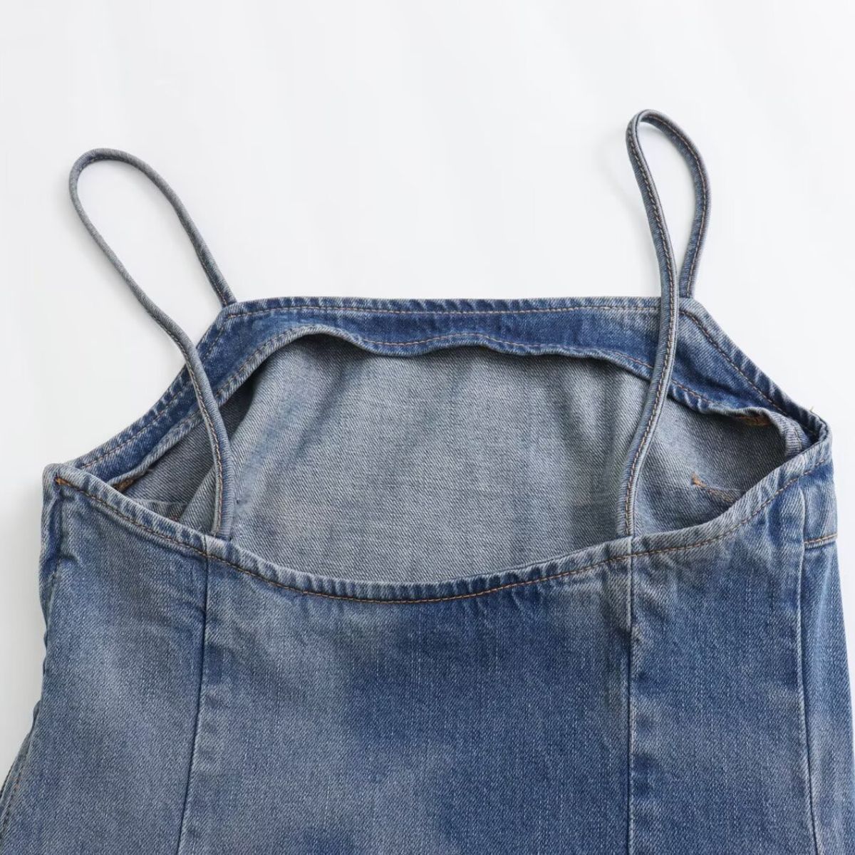 Falda vaquera con bordado de perlas y lavado vintage