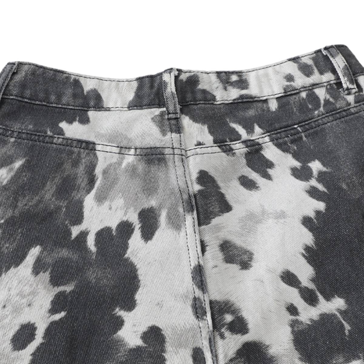 Bermudas de mezclilla desgastada con estampado de salpicaduras