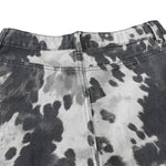 Bermudas de mezclilla desgastada con estampado de salpicaduras