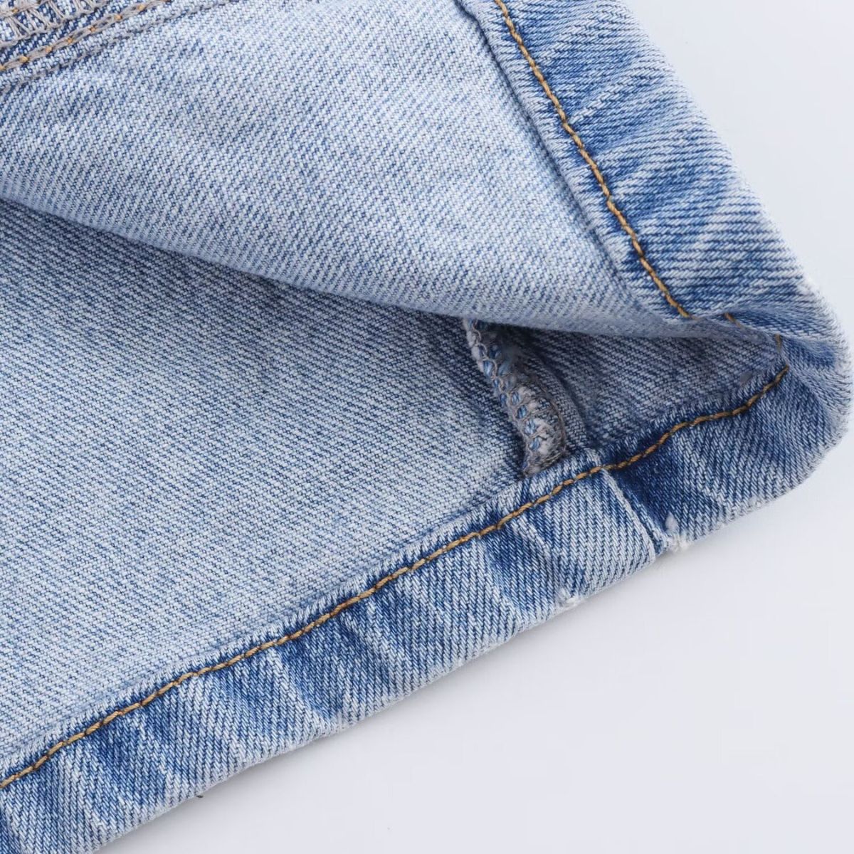 Falda vaquera con bordado de perlas y lavado vintage