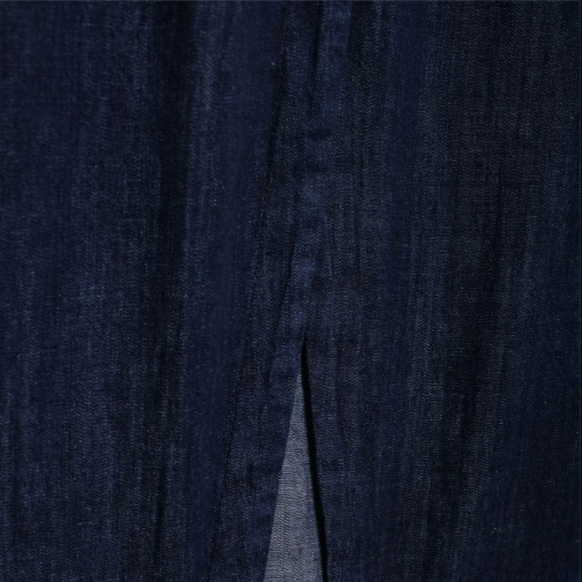 Vestido midi vaquero sin mangas con botones y aberturas en la parte delantera