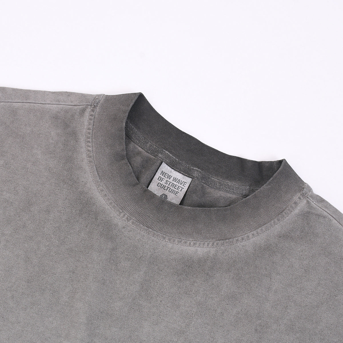 Camiseta sin mangas con borde sin rematar y costura trasera de 7.5 oz