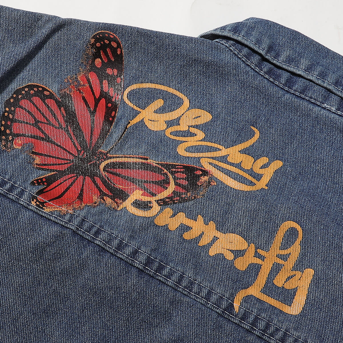 Shorts vaqueros con mariposas bordadas y adornados con perlas