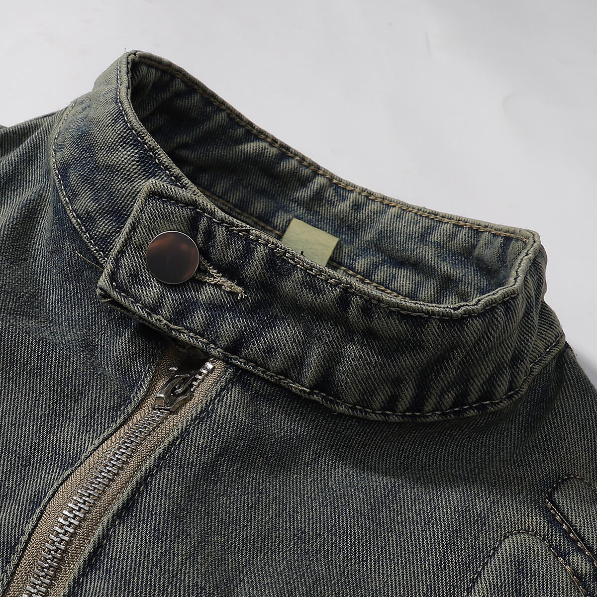 Shorts vaqueros con mariposas bordadas y adornados con perlas