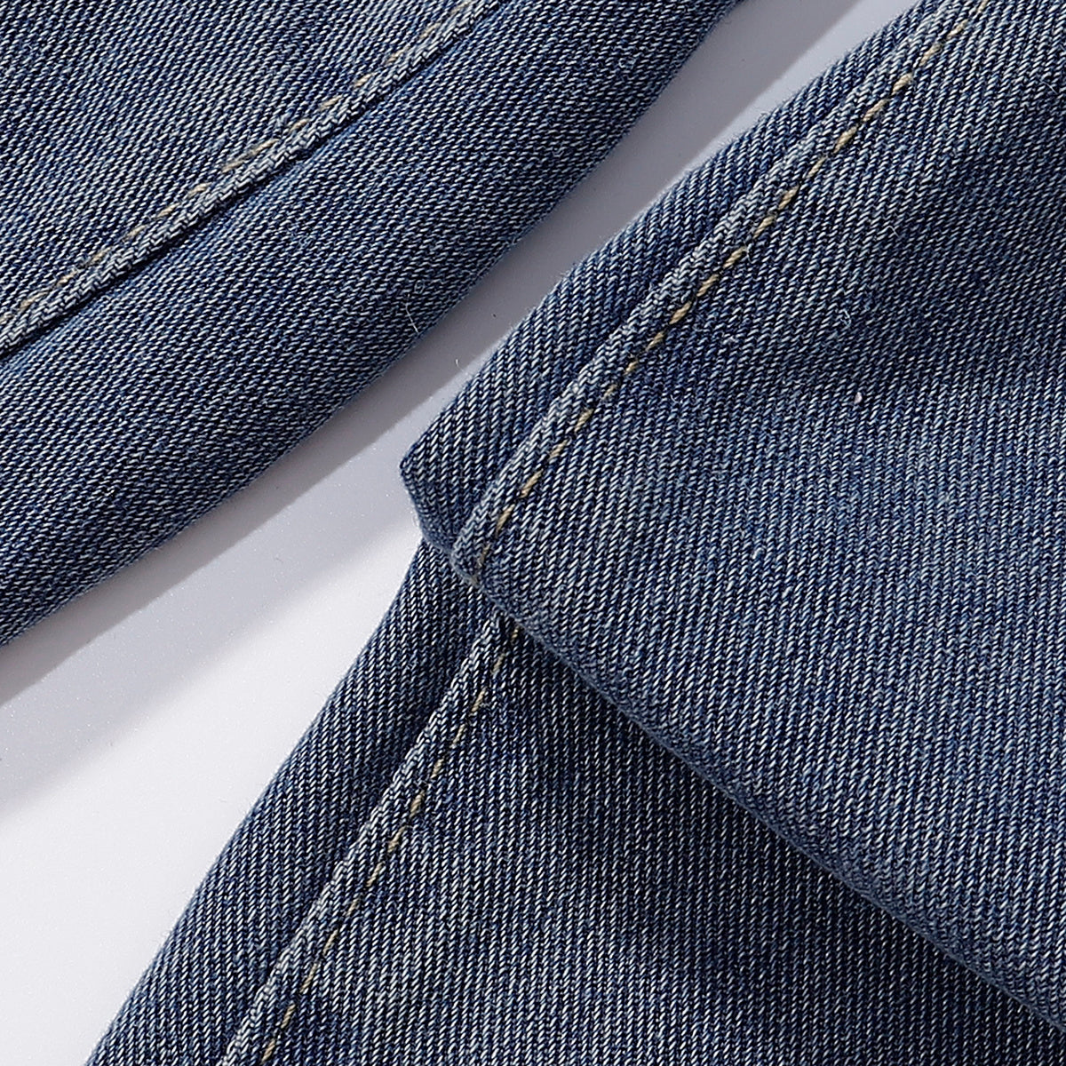 Bermudas vaqueras rasgadas con parches de camuflaje