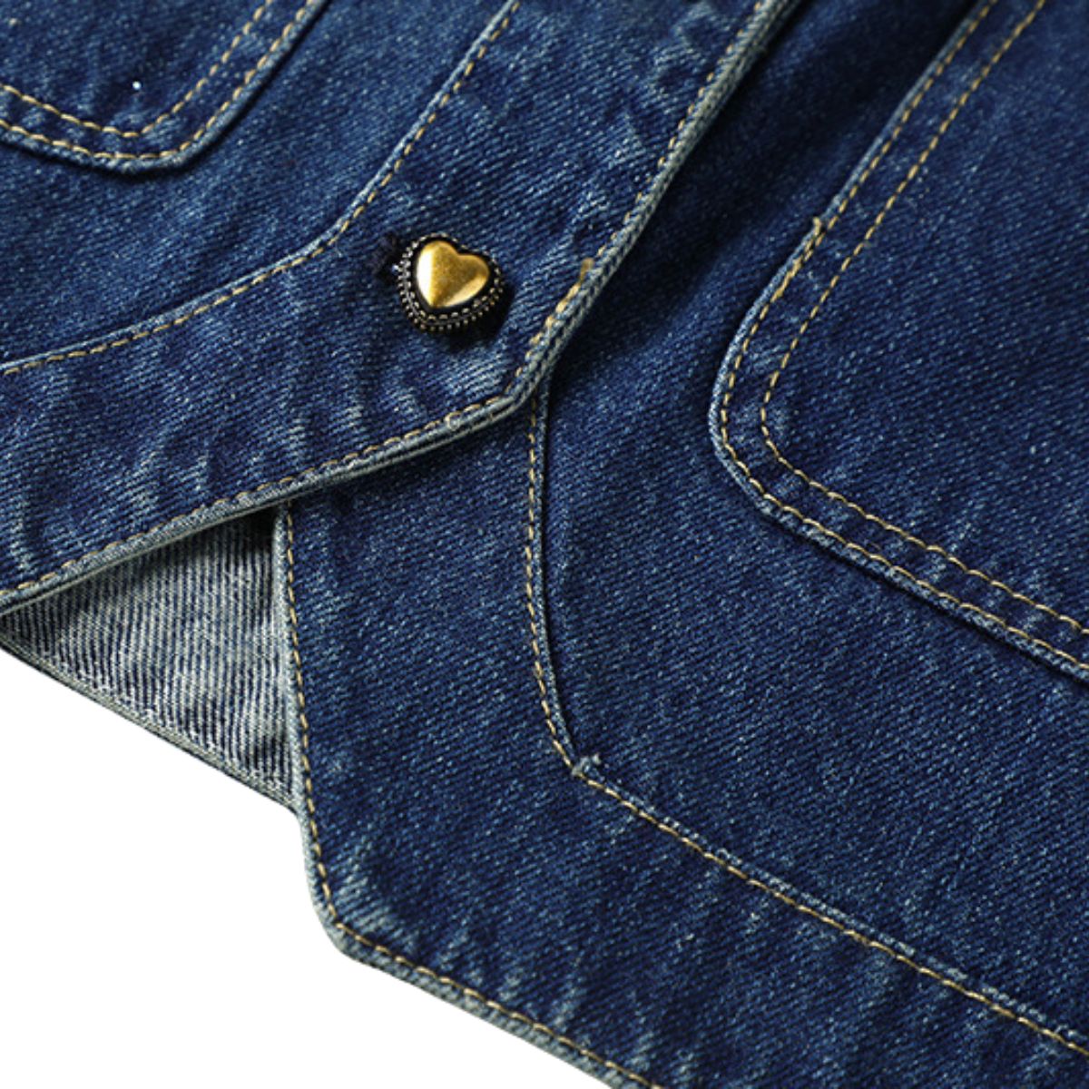 Shorts vaqueros con mariposas bordadas y adornados con perlas