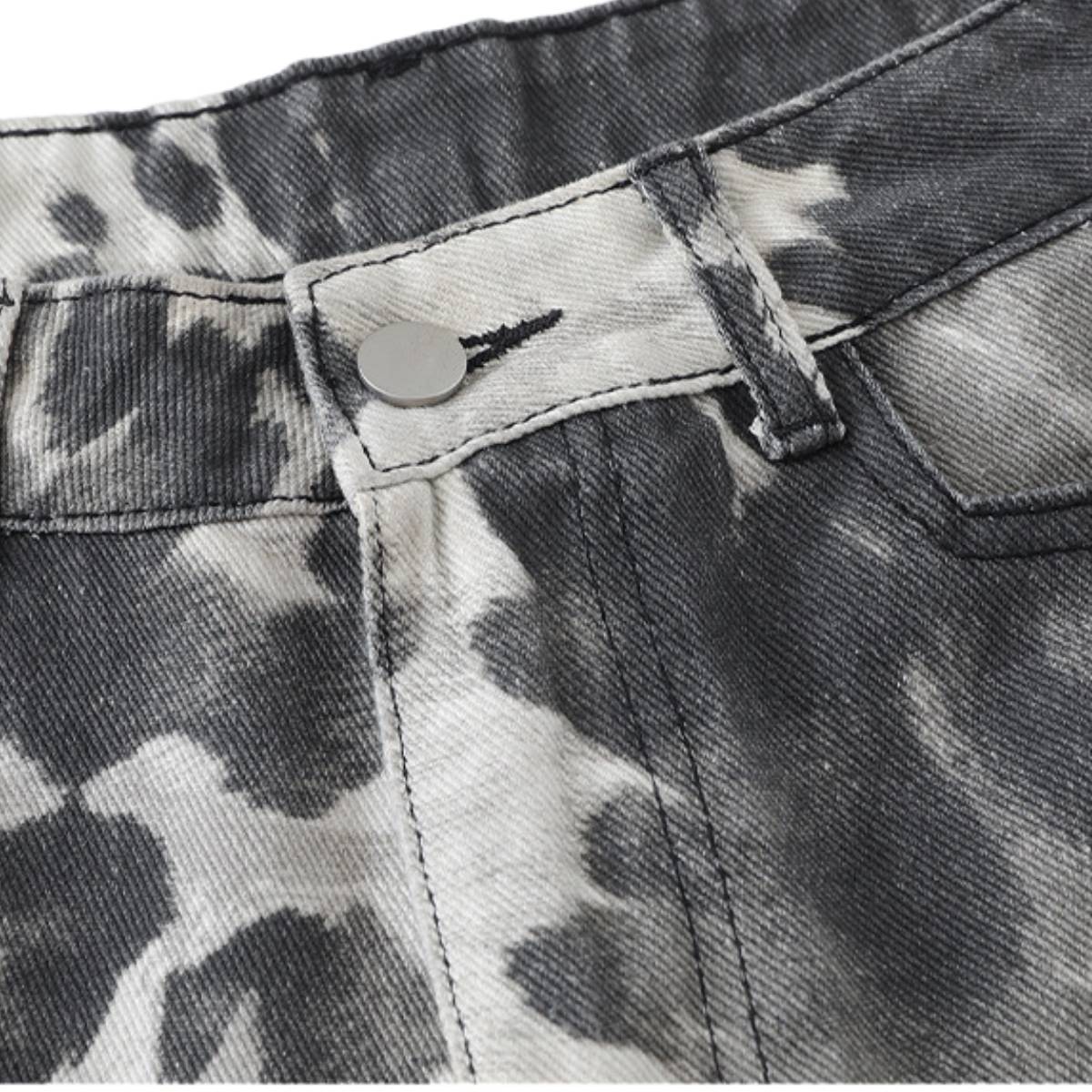 Bermudas de mezclilla desgastada con estampado de salpicaduras