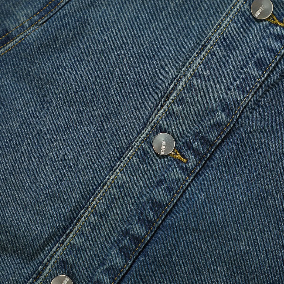 Shorts vaqueros con mariposas bordadas y adornados con perlas