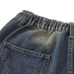 Bermudas con apliques de estrellas y bordes sin rematar en contraste