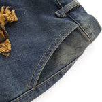 Bermudas con apliques de estrellas y bordes sin rematar en contraste