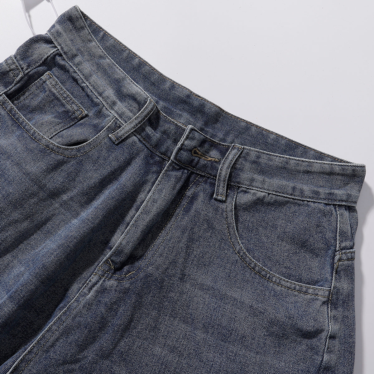 Bermudas vaqueras rasgadas con parches de camuflaje