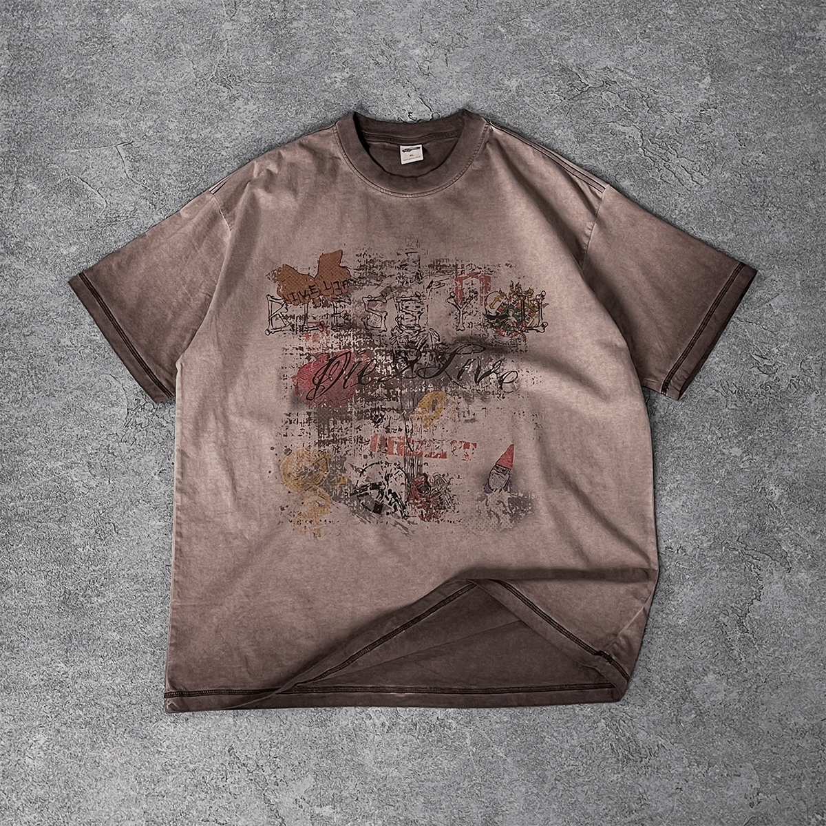 Camiseta gráfica con lavado vintage invertido