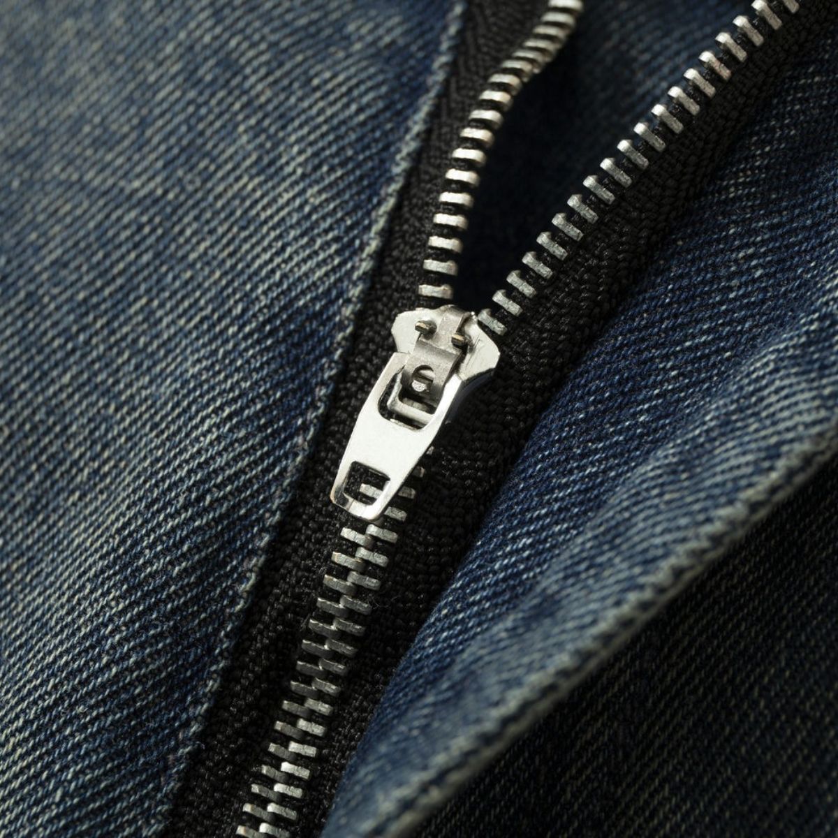 Pantalones vaqueros holgados con estampado de serpiente