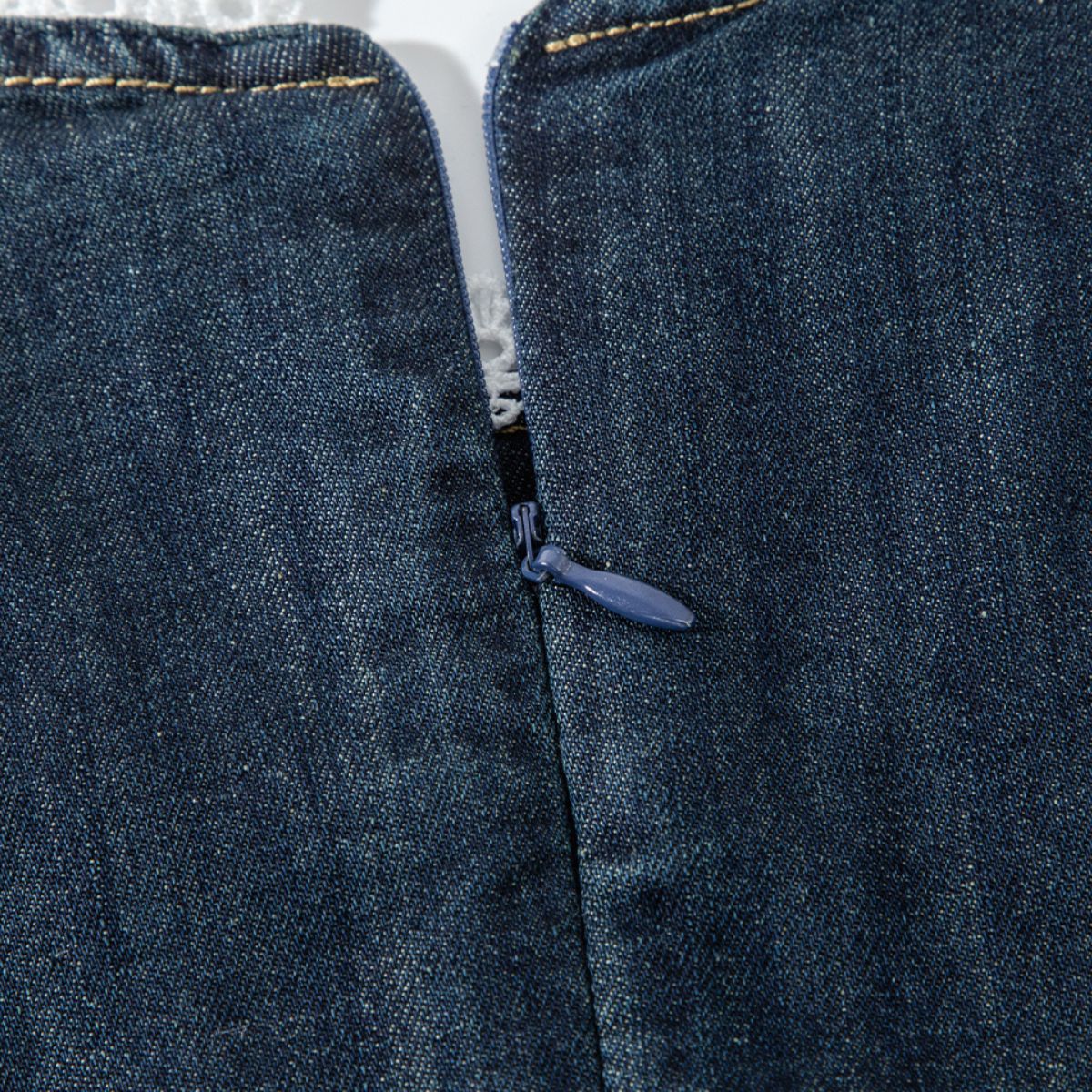 Falda vaquera con bordado de perlas y lavado vintage