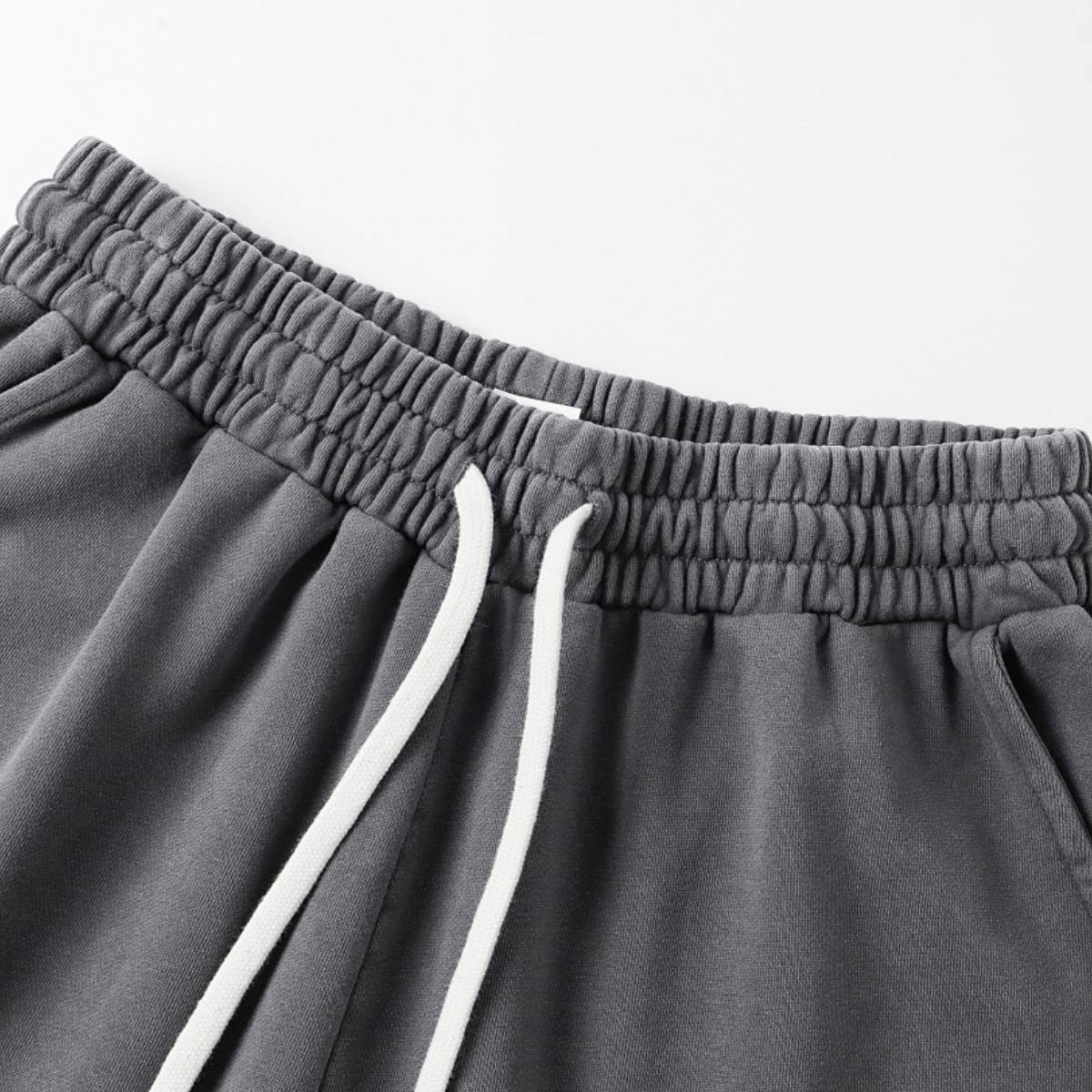 Pantalones cortos deportivos con bordes sin rematar y lavados a la piedra