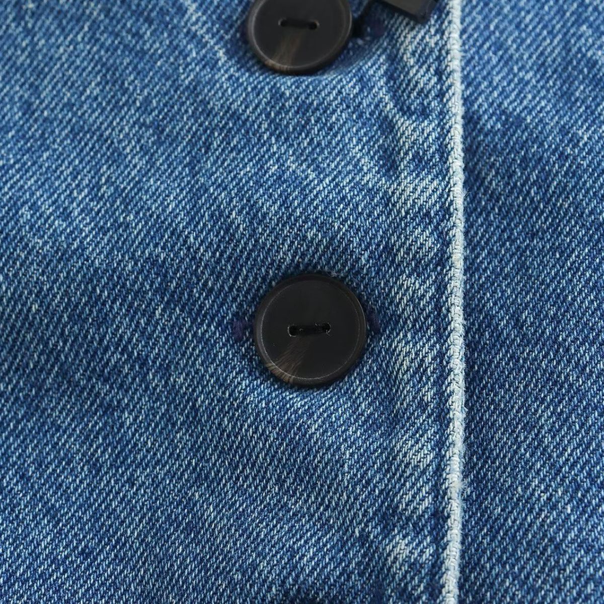 Shorts vaqueros con mariposas bordadas y adornados con perlas