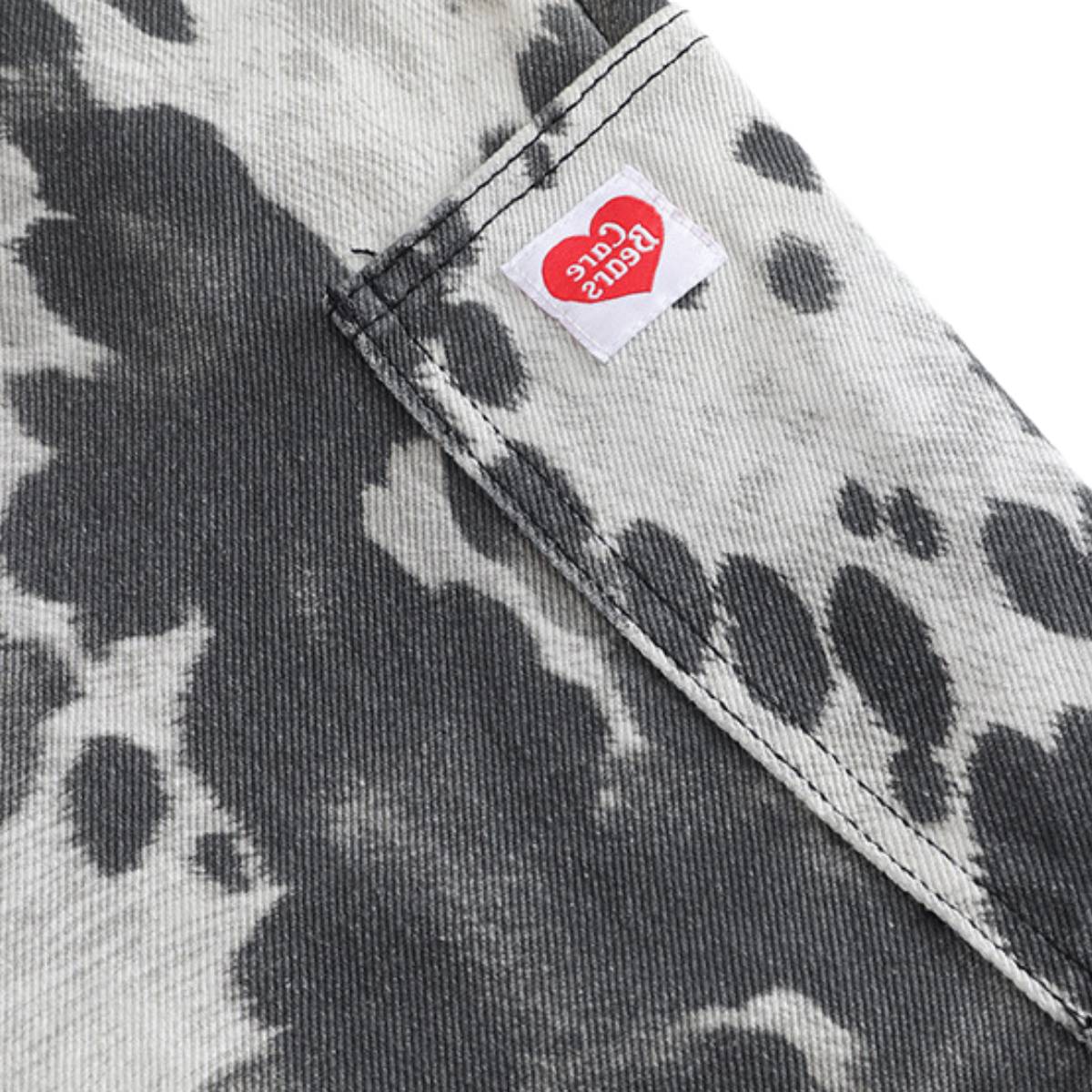 Bermudas de mezclilla desgastada con estampado de salpicaduras