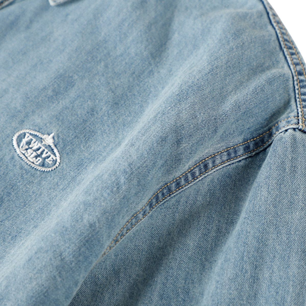 Vestido midi vaquero sin mangas con botones y aberturas en la parte delantera