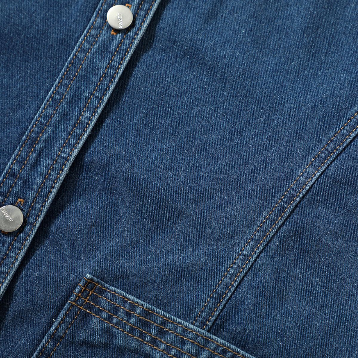 Shorts vaqueros con mariposas bordadas y adornados con perlas