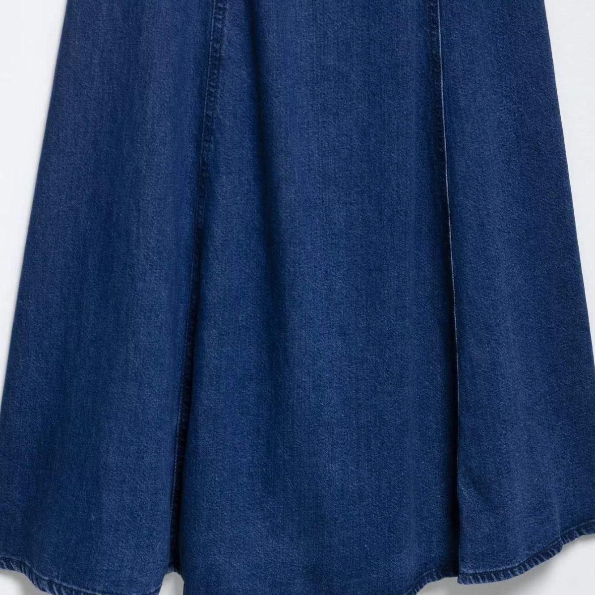 Falda vaquera con bordado de perlas y lavado vintage