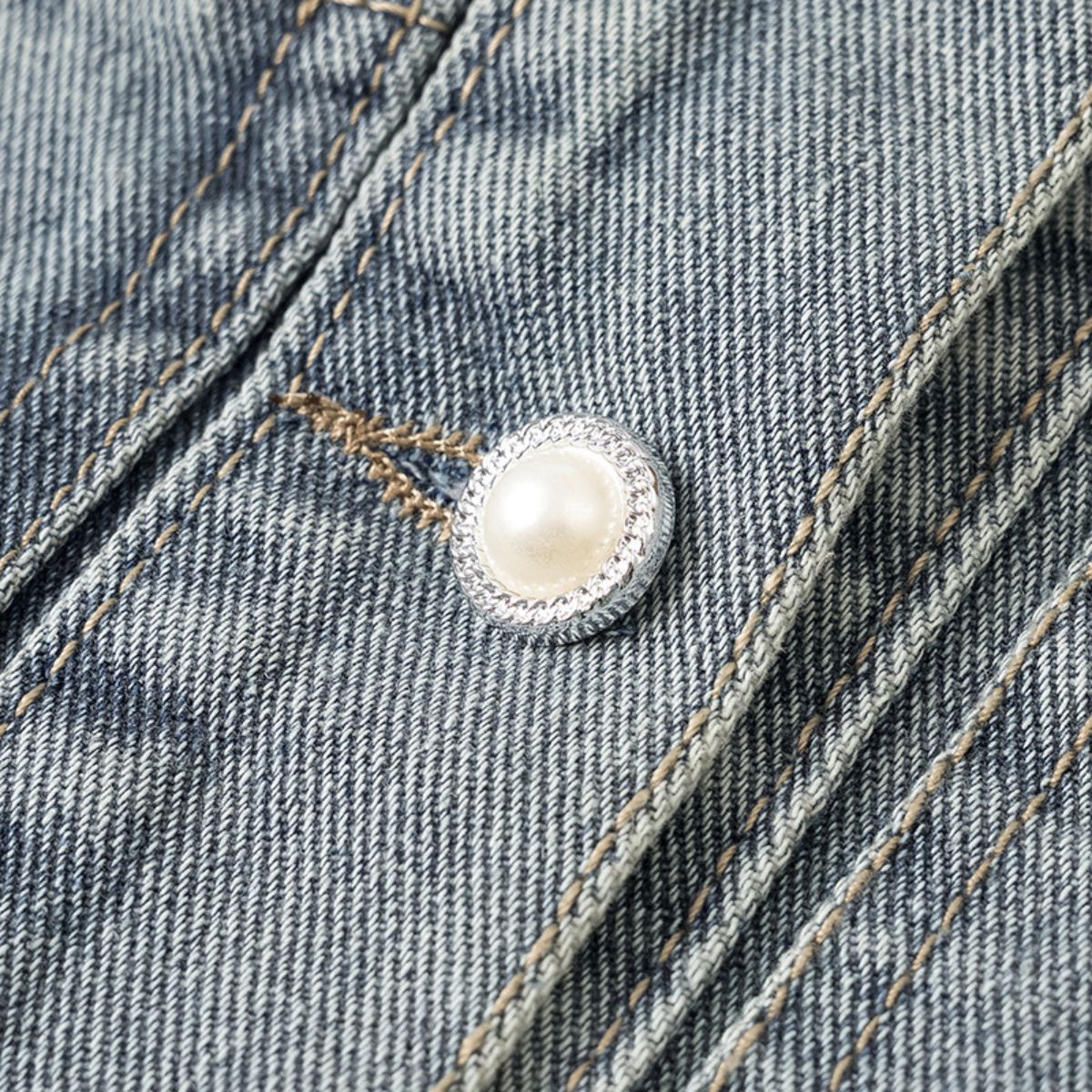 Shorts vaqueros con mariposas bordadas y adornados con perlas